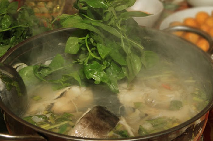 Lẩu lá rừng là món ăn chống đói của đồng bào Ê Đê