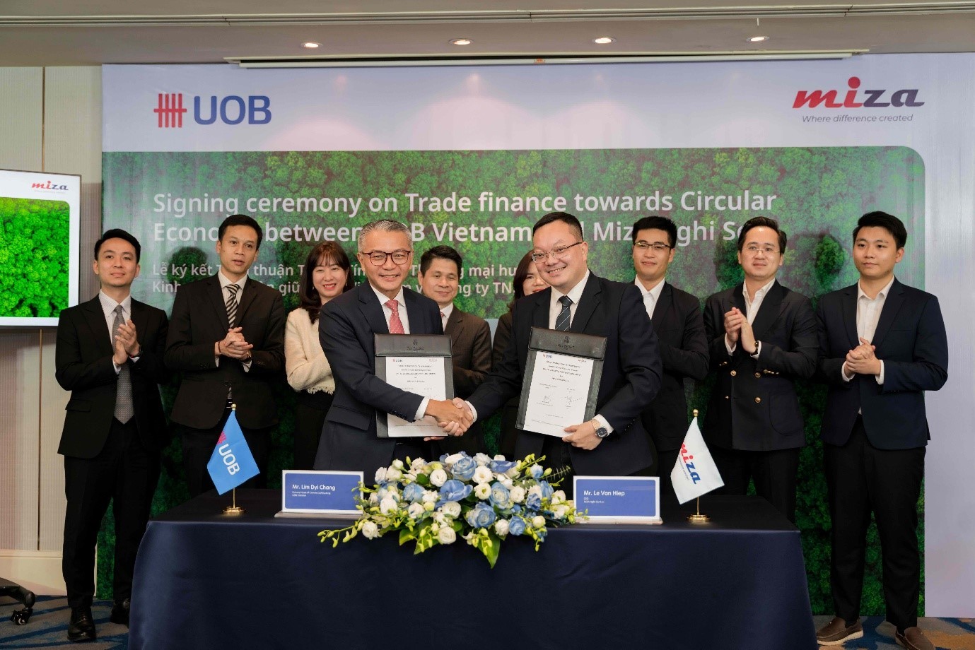 Ông Lê Văn Hiệp - CEO Miza Group và đại diện UOB ký kết thỏa thuận tín dụng