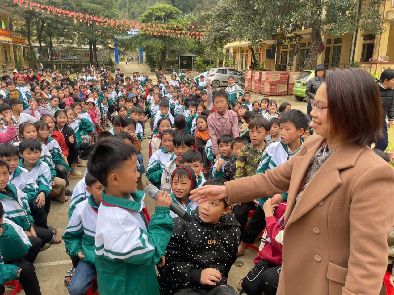 Nội dung tuyên truyền về tảo hôn và hôn nhân cận huyết được đưa vào giáo dục cho học sinh, hoạt động ngoại khóa, xây dựng môi trường học tập an toàn, thân thiện, hạn chế học sinh bỏ học sớm Nội dung tuyên truyền về tảo hôn và hôn nhân cận huyết được đưa vào giáo dục cho học sinh, hoạt động ngoại khóa, xây dựng môi trường học tập an toàn, thân thiện, hạn chế học sinh bỏ học sớm