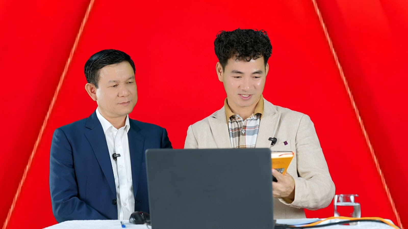 Ông Phạm Đức Thái - Vụ trưởng, Giám đốc Trung tâm thông tin và Nghiên cứu khoa học, Nhà xuất bản Chính trị quốc gia Sự thật tham gia quay thưởng tại Chương trình