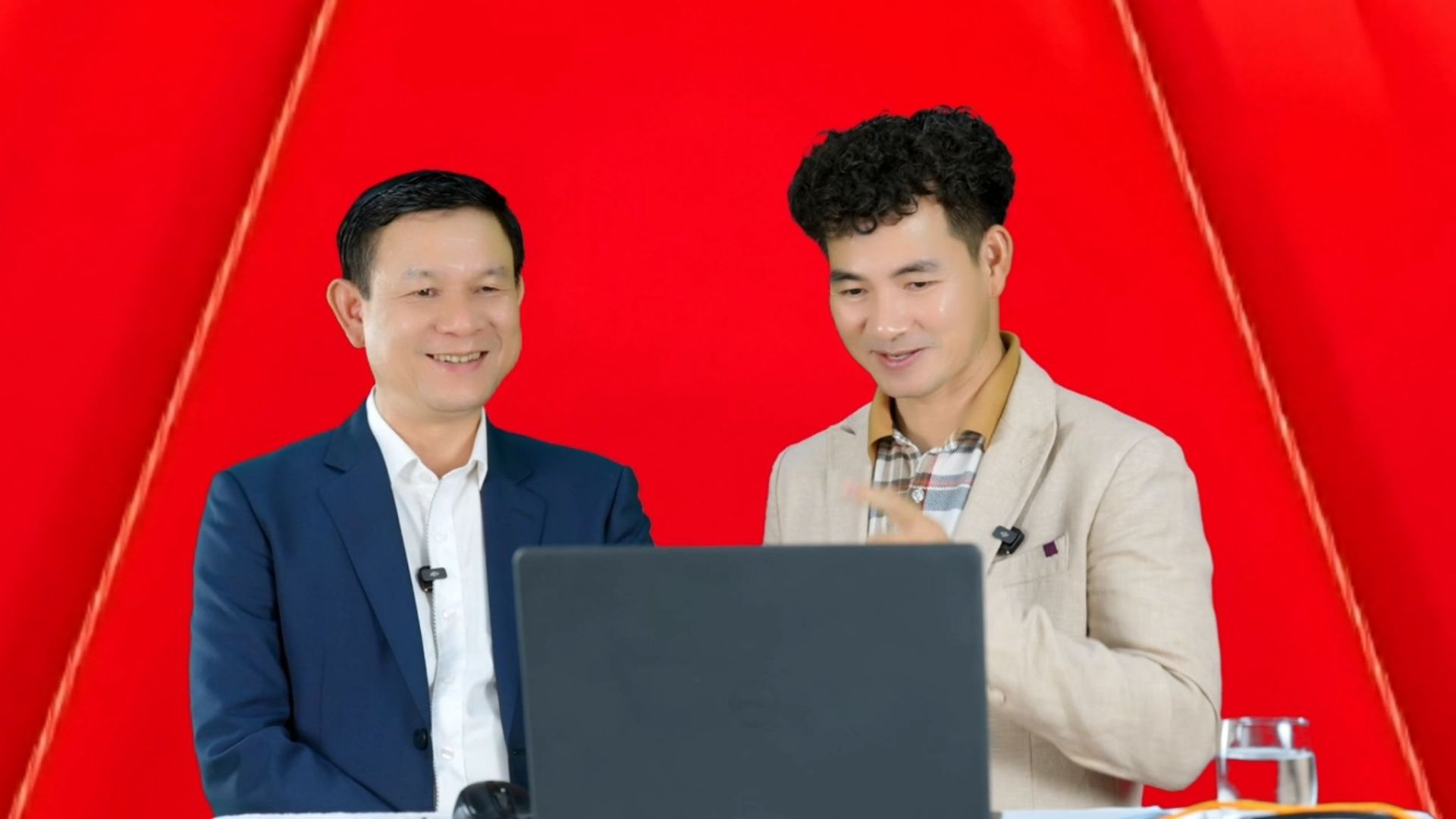 Ông Phạm Đức Thái - Vụ trưởng, Giám đốc Trung tâm thông tin và Nghiên cứu khoa học, Nhà xuất bản Chính trị quốc gia Sự thật tham gia quay thưởng tại Chương trình