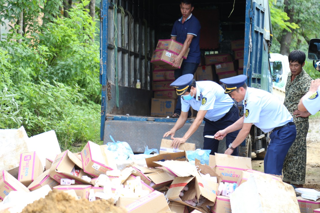 Cán bộ Quản lý thị trường tỉnh Lào Cai tiến hành tiêu hủy hàng hóa vi phạm. Ảnh: Chi cục Quản lý thị trường tỉnh Lào Cai Cán bộ Quản lý thị trường tỉnh Lào Cai tiến hành tiêu hủy hàng hóa vi phạm. Ảnh: Chi cục Quản lý thị trường tỉnh Lào Cai
