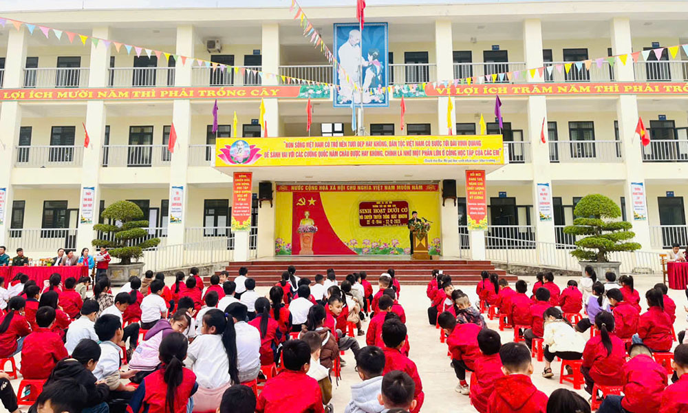 Các em học sinh Trường Tiểu học Bình Sơn tham gia buổi tuyên truyền. Các em học sinh Trường Tiểu học Bình Sơn tham gia buổi tuyên truyền.