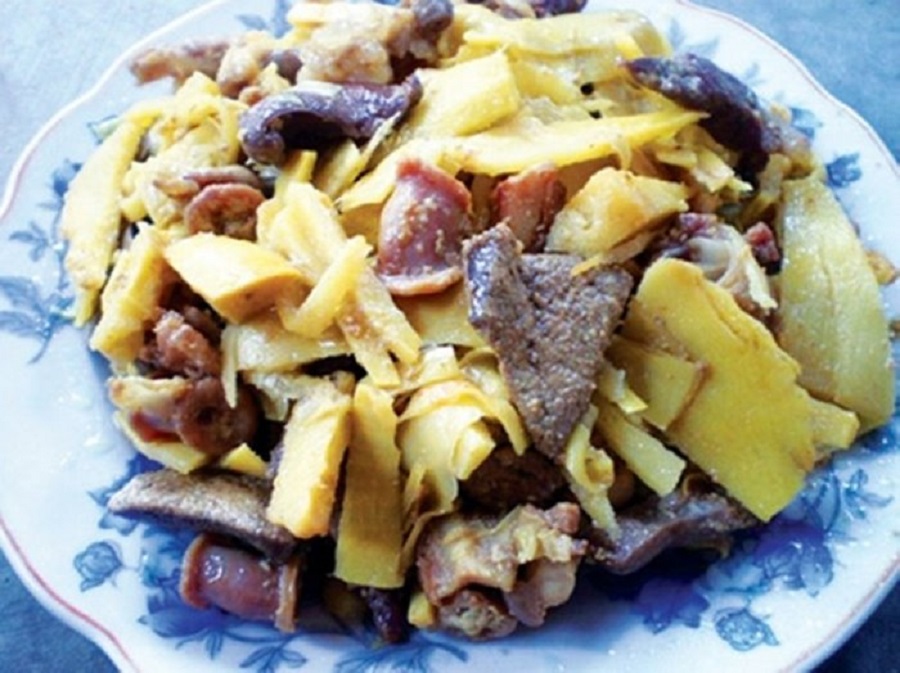 Dế cơm rang muối là món ăn rất đưa cơm của người Ê Đê