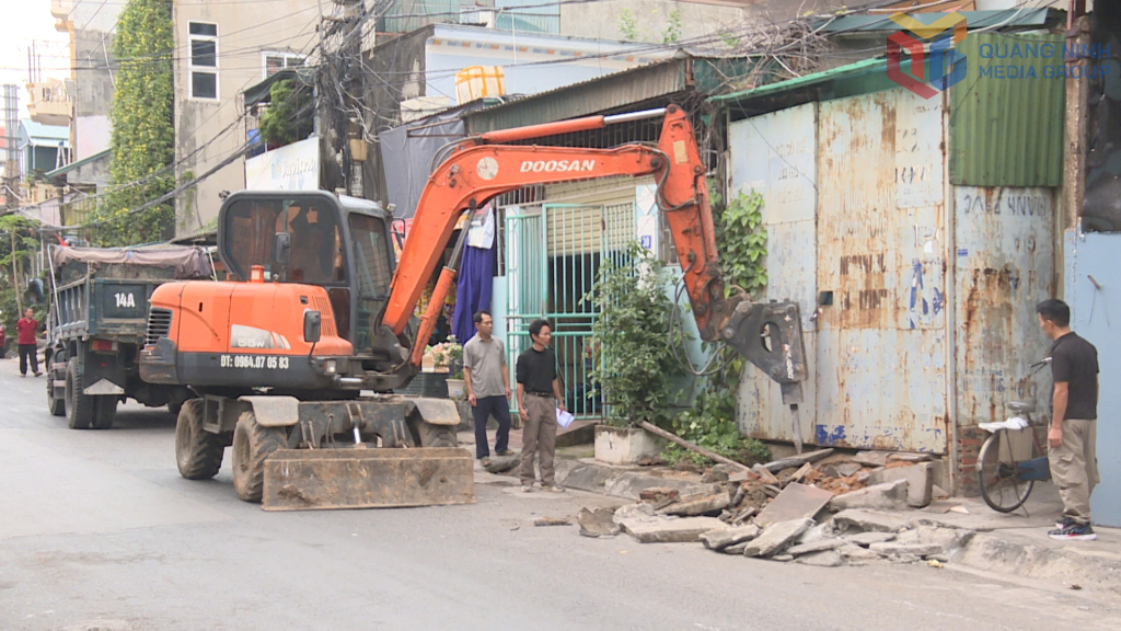 Dự án Cải tạo đường Lê Văn Hưu (giai đoạn 1) khu Giếng Đáy 7, đoạn từ chợ Ba Lan vào Công ty Cotto được nhà thầu bố trí thiết bị, nhân lực triển khai ngay sau lễ khởi công.