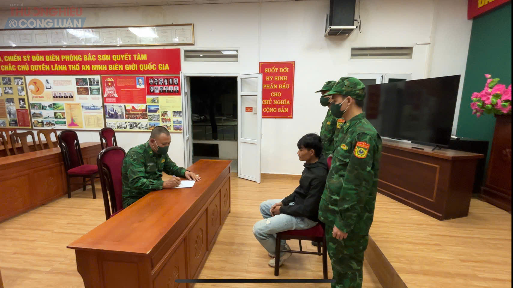 Ông Lê Văn Hải làm việc với tổ công tác tại Đồn Biên phòng Bắc Sơn