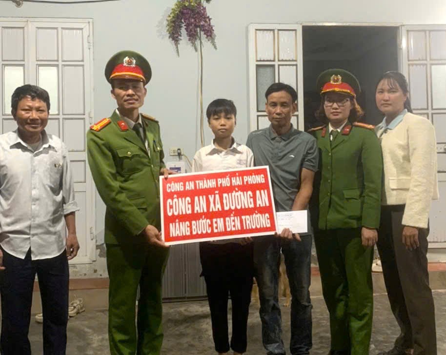 Công an xã Đường An phối hợp Hội Liên hiệp phụ nữ xã tặng quà 2 em nhỏ có hoàn cảnh khó khăn