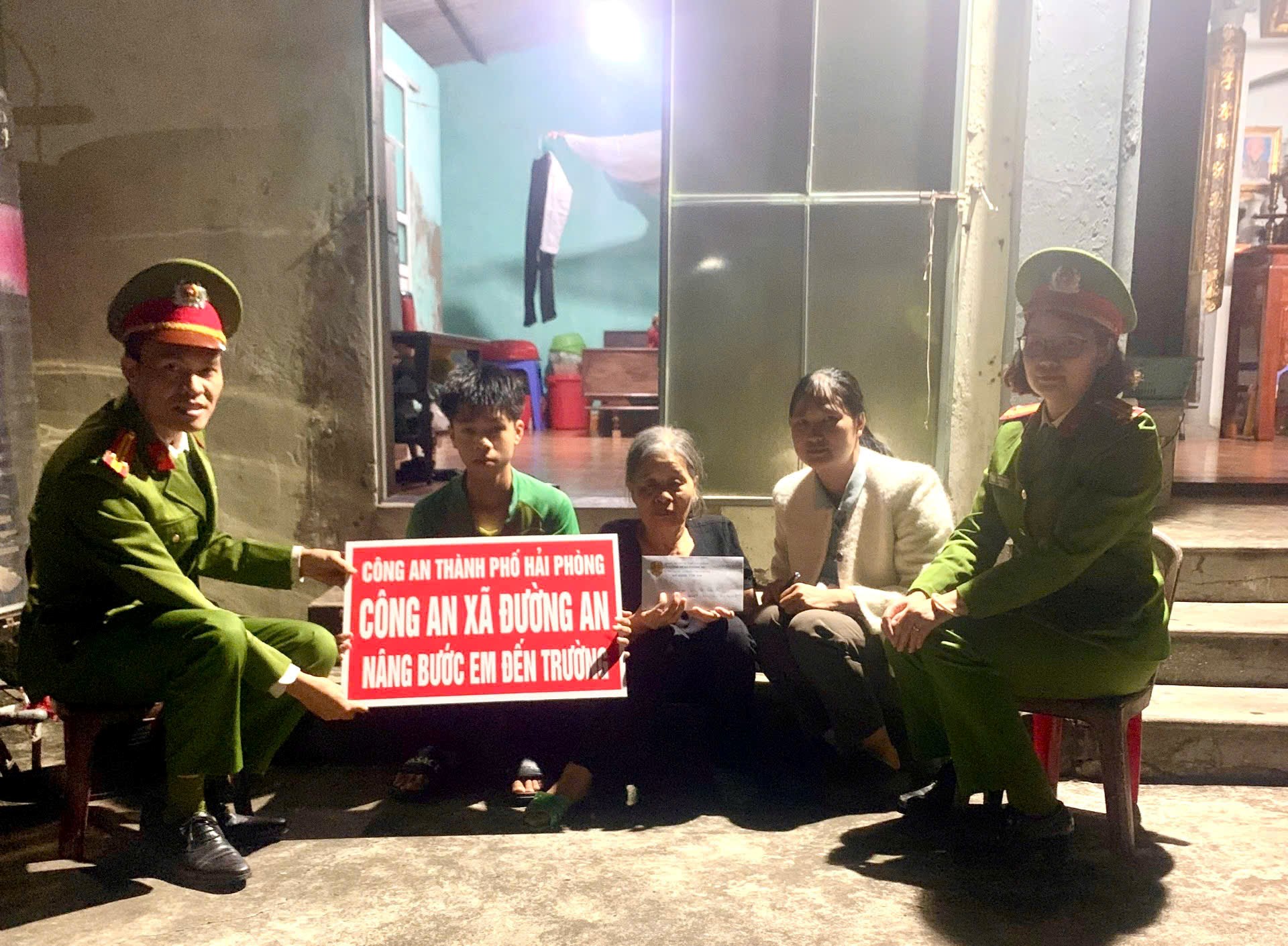 Công an xã Đường An phối hợp cùng Hội Liên hiệp phụ nữ xã tặng quà cho các em có hoàn cảnh khó khăn trên địa bàn. Công an xã Đường An phối hợp cùng Hội Liên hiệp phụ nữ xã tặng quà cho các em có hoàn cảnh khó khăn trên địa bàn.