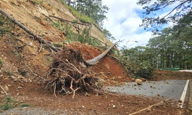 Máy móc được huy động san gạt đất, đá để mở lối tạm trên đèo Prenn. Máy móc được huy động san gạt đất, đá để mở lối tạm trên đèo Prenn.