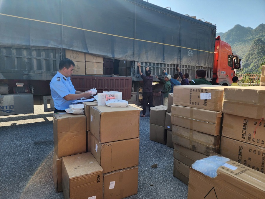 Lực lượng QLTT tỉnh Lạng Sơn kiểm tra hàng hóa trên phương tiện vận chuyển