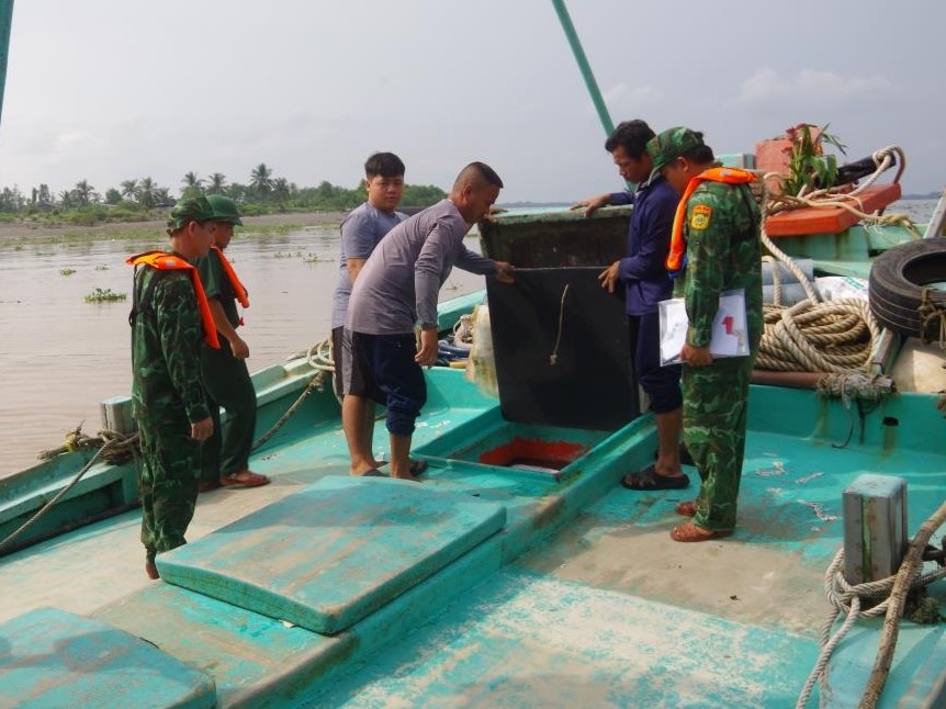 Phát hiện, bắt giữ tàu cá vận chuyển trái phép 5.500 lít dầu DO