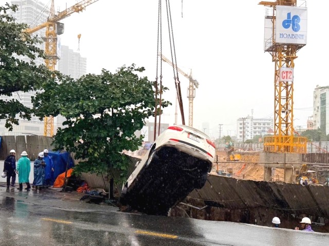 Nguyên nhân nào gây ra vụ sụt lún, "nuốt chửng" xe ô tô giữa trung tâm Đà Nẵng ?