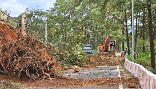 Lâm Đồng: Tạm đóng đèo Prenn vì tiếp tục sạt lở