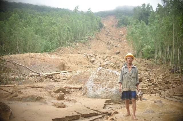 Dự án Khu tái định cư di dời khẩn cấp các hộ dân sống trong vùng sạt lở tại Núi Cấm sẽ giúp đồng bào ở đây ổn định cuộc sống. Trong ảnh: Núi Cấm bị sạt lở nặng sau mưa lũ. Ảnh: L-Thiên