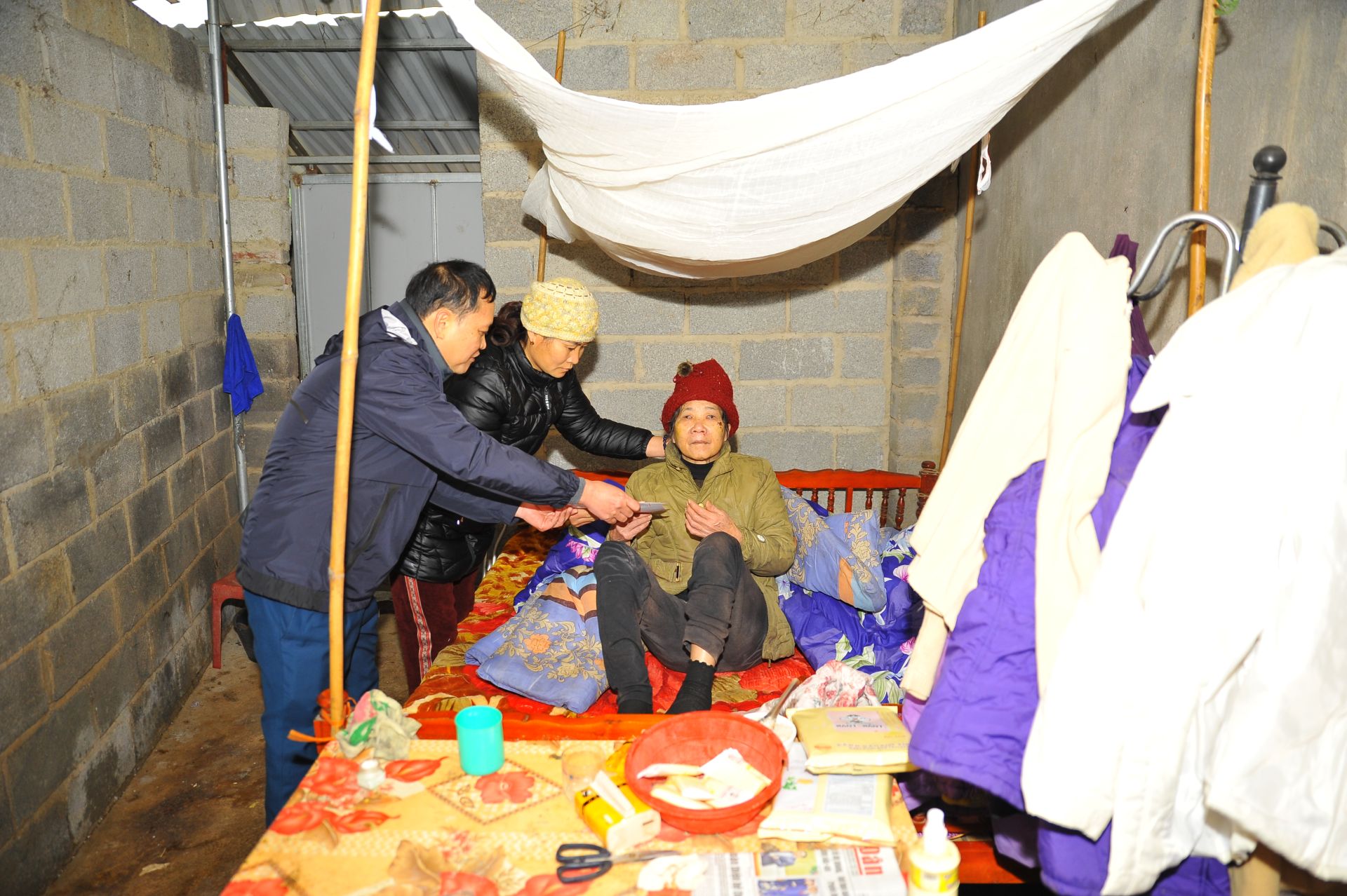 Đoàn trực tiếp đến thăm hỏi và tặng quà bà Chu Mai Phương Đoàn trực tiếp đến thăm hỏi và tặng quà bà Chu Mai Phương