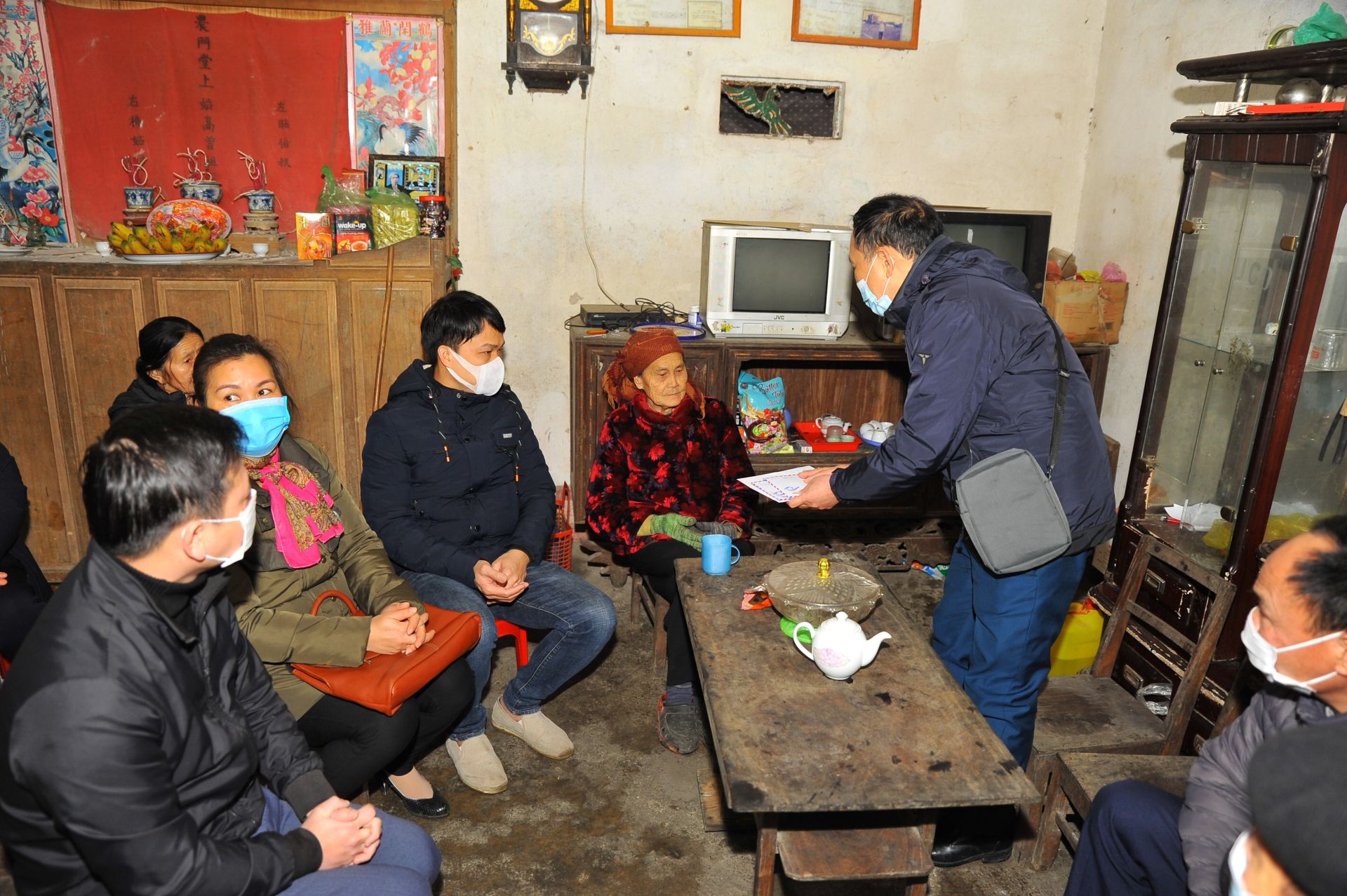 Đại diện Tập đoàn HDMon Holdings đến thăm và tặng quà cho gia đình bà Nông Thị Loan và bốn cháu nhỏ Đại diện Tập đoàn HDMon Holdings đến thăm và tặng quà cho gia đình bà Nông Thị Loan và bốn cháu nhỏ