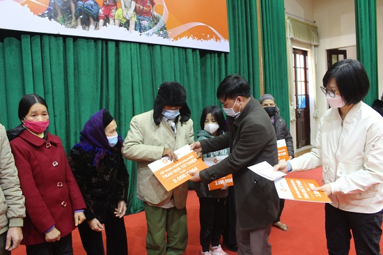 Ông Ngọ Quang Khải đại diện trao quà của Tập đoàn HDMon Holdings tới các hoàn cảnh khó khăn Ông Ngọ Quang Khải đại diện trao quà của Tập đoàn HDMon Holdings tới các hoàn cảnh khó khăn