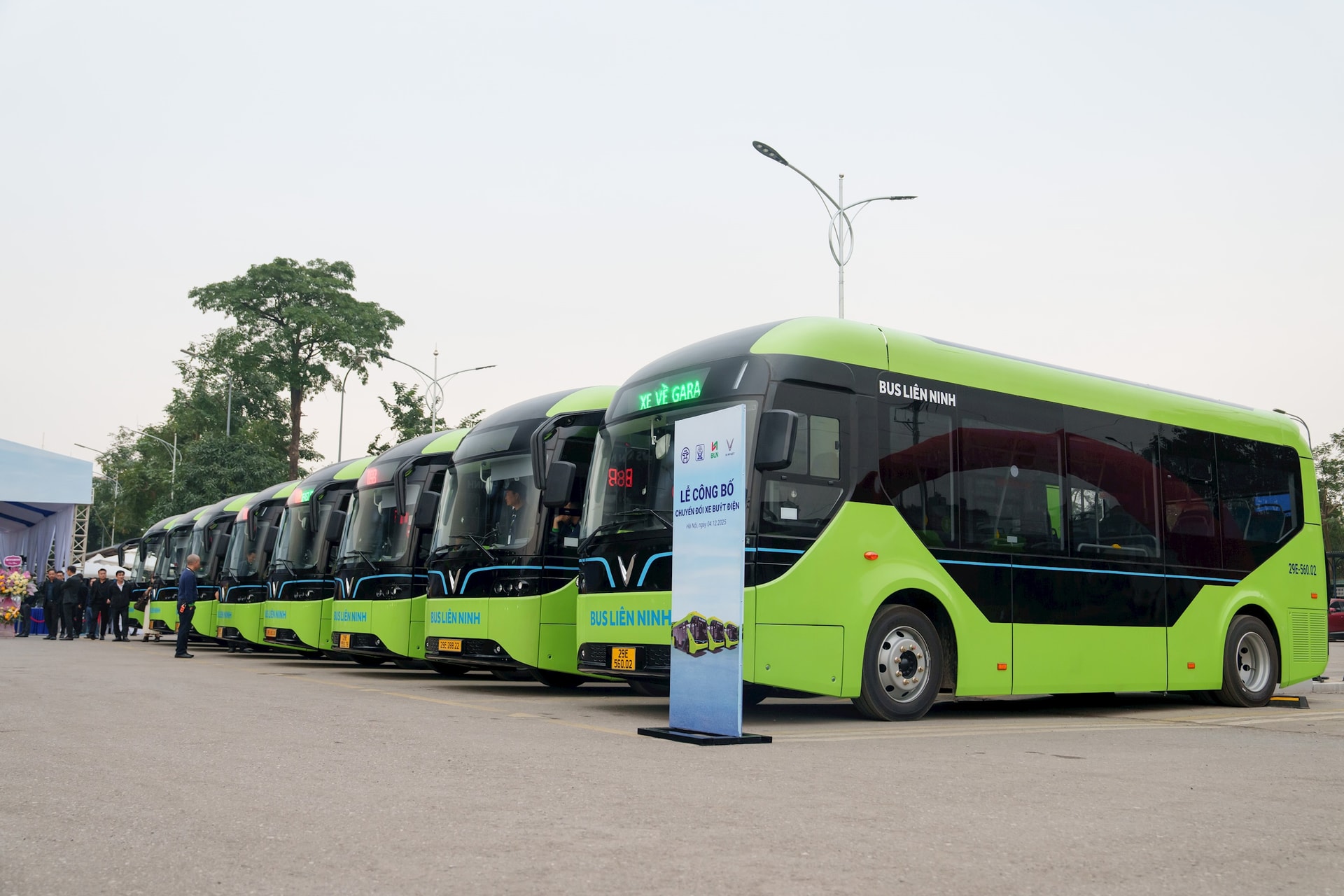 100% xe buýt của Công ty cổ phần Vận tải và dịch vụ chuyển đổi sang xe điện. Ảnh: Liên Ninh