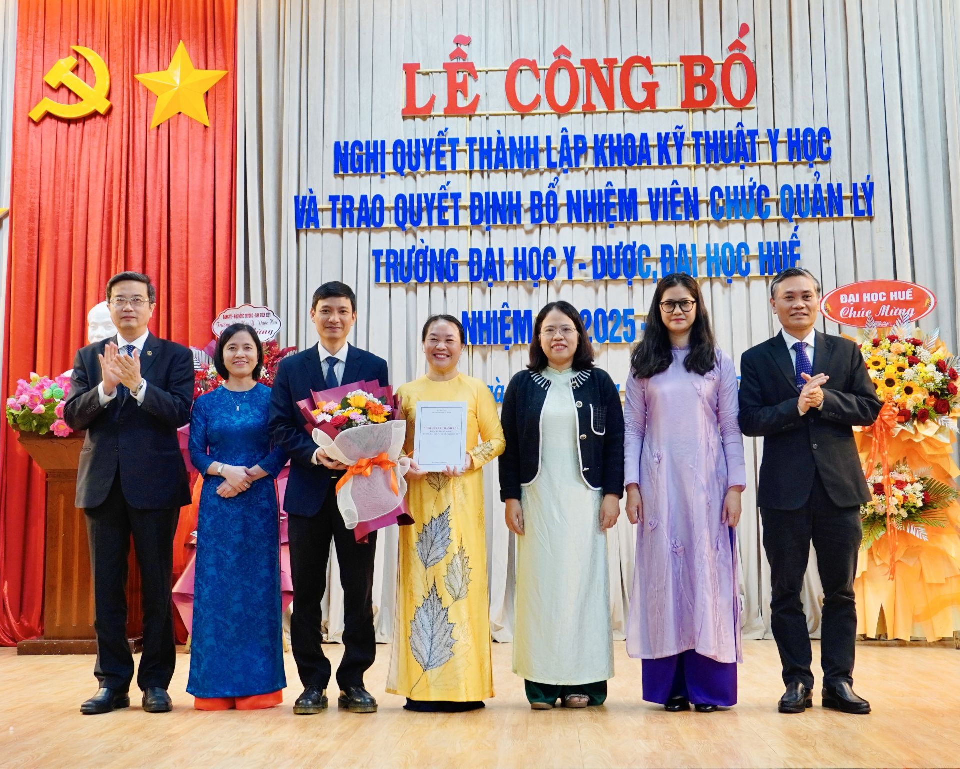 Trao Nghị quyết thành lập Khoa Kỹ thuật y học