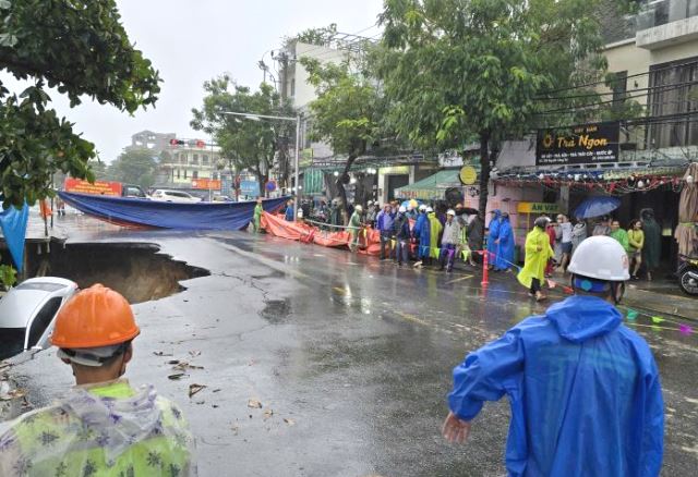 lực lượng chức năng TP. Đà Nẵng đã tiếp cận và phong tỏa hiện trường vụ sụt lún nghiêm trọng tại đường Nguyễn Công Trứ (phường An Hải),