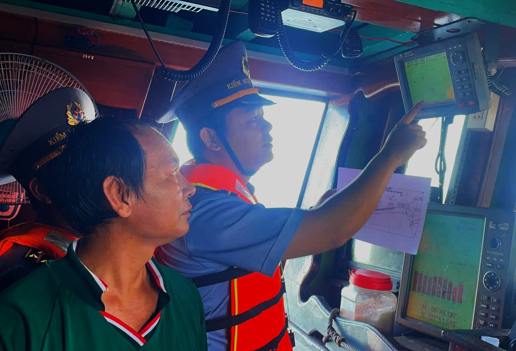 Kiêm tra thiết bị trên tàu cá và hướng dẫn cho ngư dân không vị phạm khi khai thác thủy sản trên biển Kiêm tra thiết bị trên tàu cá và hướng dẫn cho ngư dân không vị phạm khi khai thác thủy sản trên biển