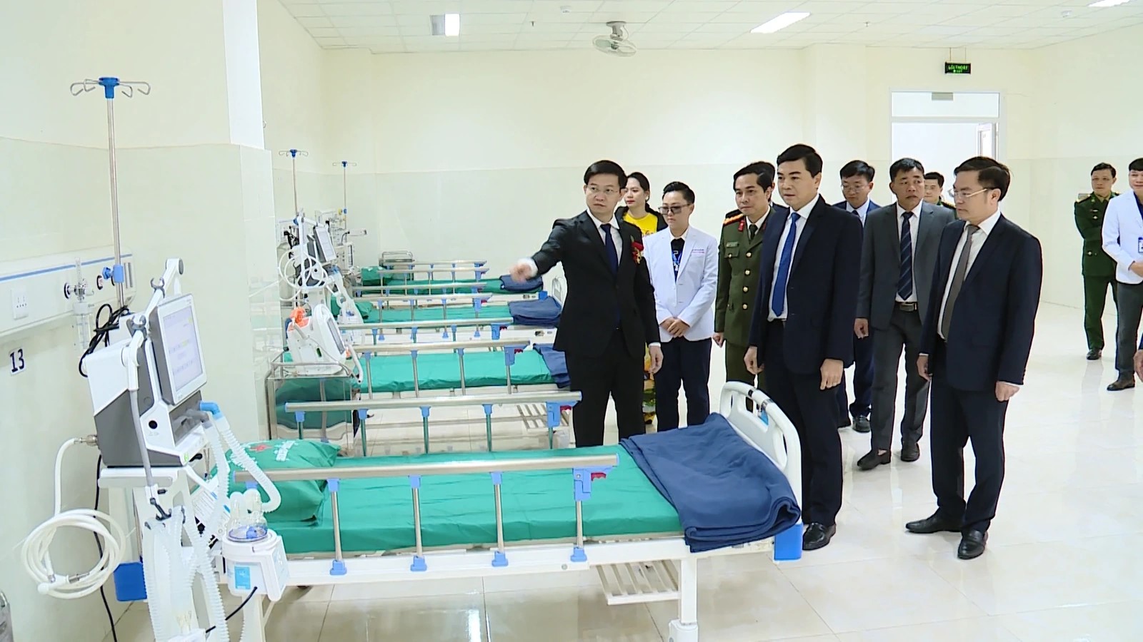 Các đại biểu thăm cơ sở vật chất Bệnh viện Hữu nghị Lào - Việt Nam. Các đại biểu thăm cơ sở vật chất Bệnh viện Hữu nghị Lào - Việt Nam.