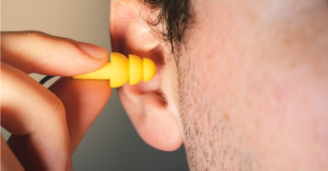 Sử dụng nút bịt tai giúp bảo vệ thính lực