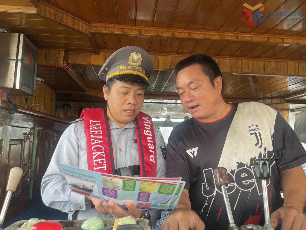 Lực lượng Kiểm ngư Quảng Ninh tuyên truyền, phổ biến pháp luật cho chủ tàu cá trong khai thác, bảo vệ nguồn lợi thủy sản. Lực lượng Kiểm ngư Quảng Ninh tuyên truyền, phổ biến pháp luật cho chủ tàu cá trong khai thác, bảo vệ nguồn lợi thủy sản.