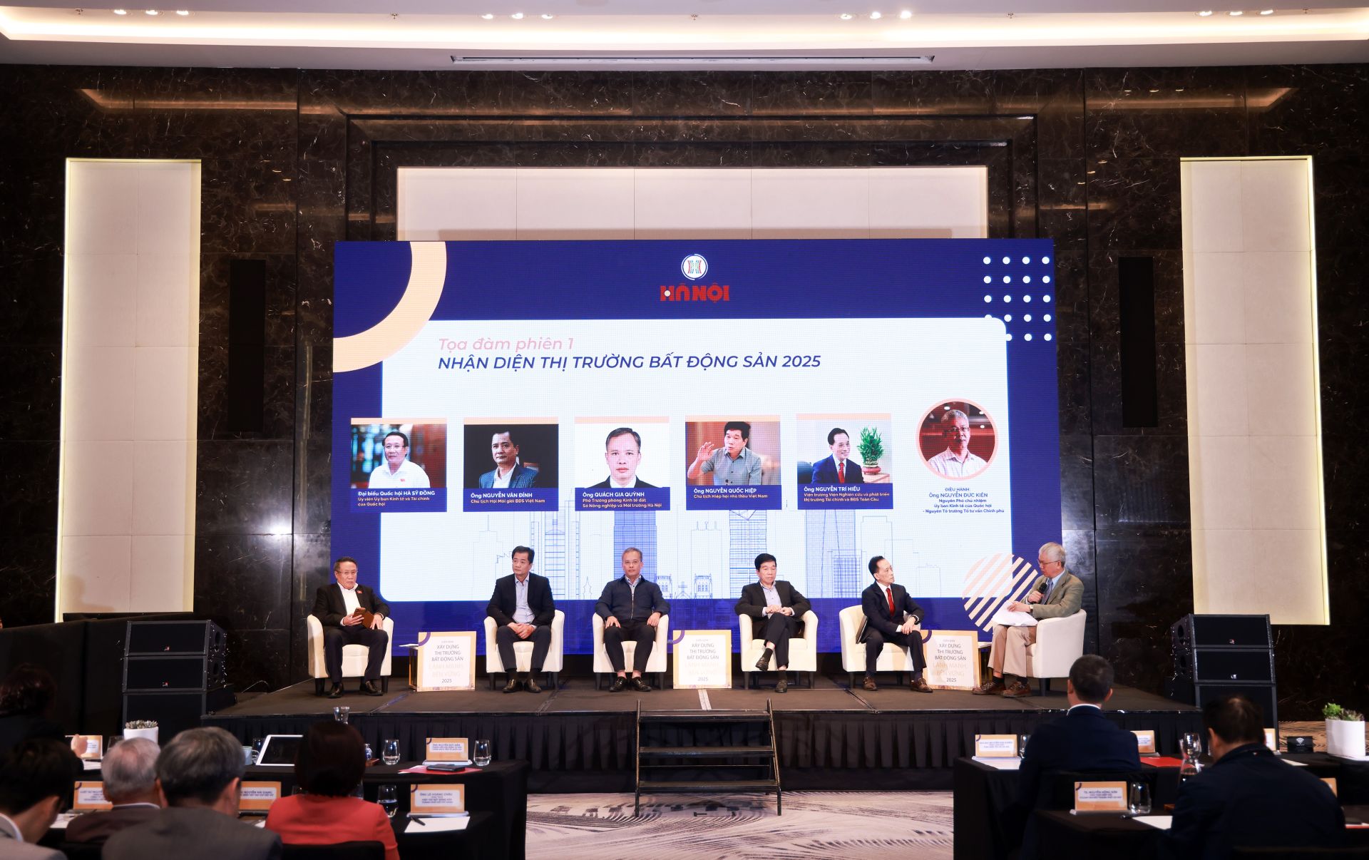 Các chuyên gia chia sẻ trong phiên tọa đàm 1 tại Diễn đàn