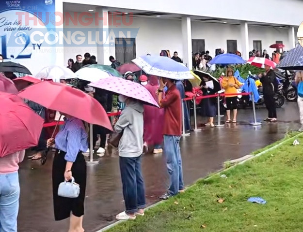 Cảnh tượng hàng trăm người dân vẫn kiên nhẫn đợi, xếp hàng để bốc thăm mua nhà ở xã hội (NƠXH) dưới mưa đã phản ánh rõ nhu cầu cấp thiết của phân khúc này tại TP. Đà Nẵng.