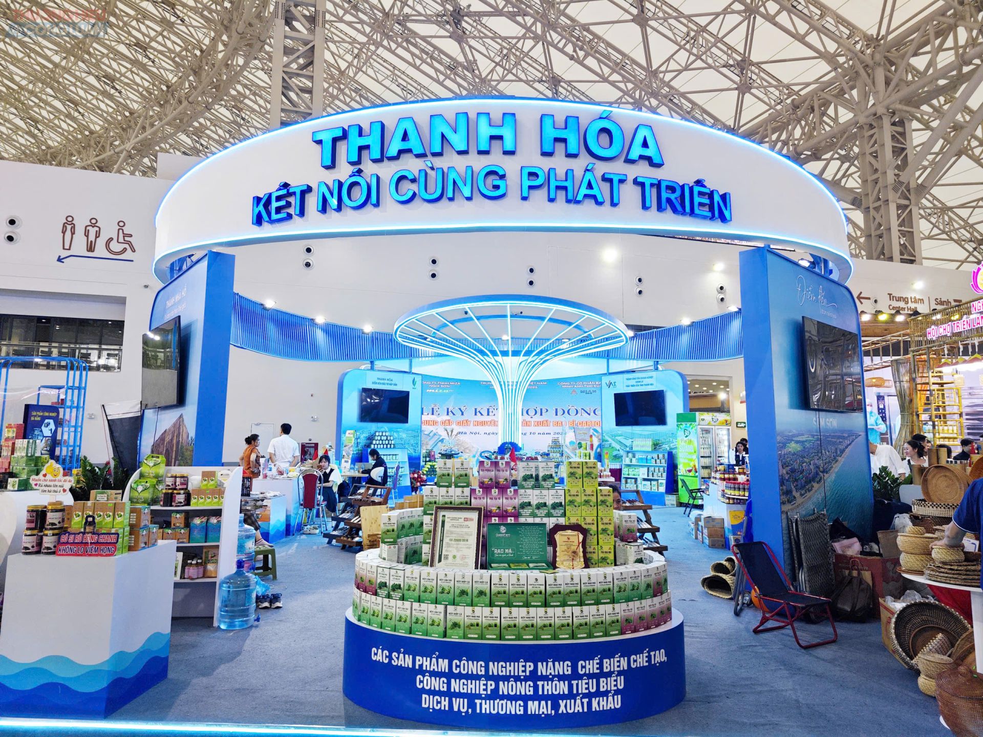 Gian hàng trưng bày các sản phẩm của Thanh Hóa tại Hội chợ Mùa Thu 2025