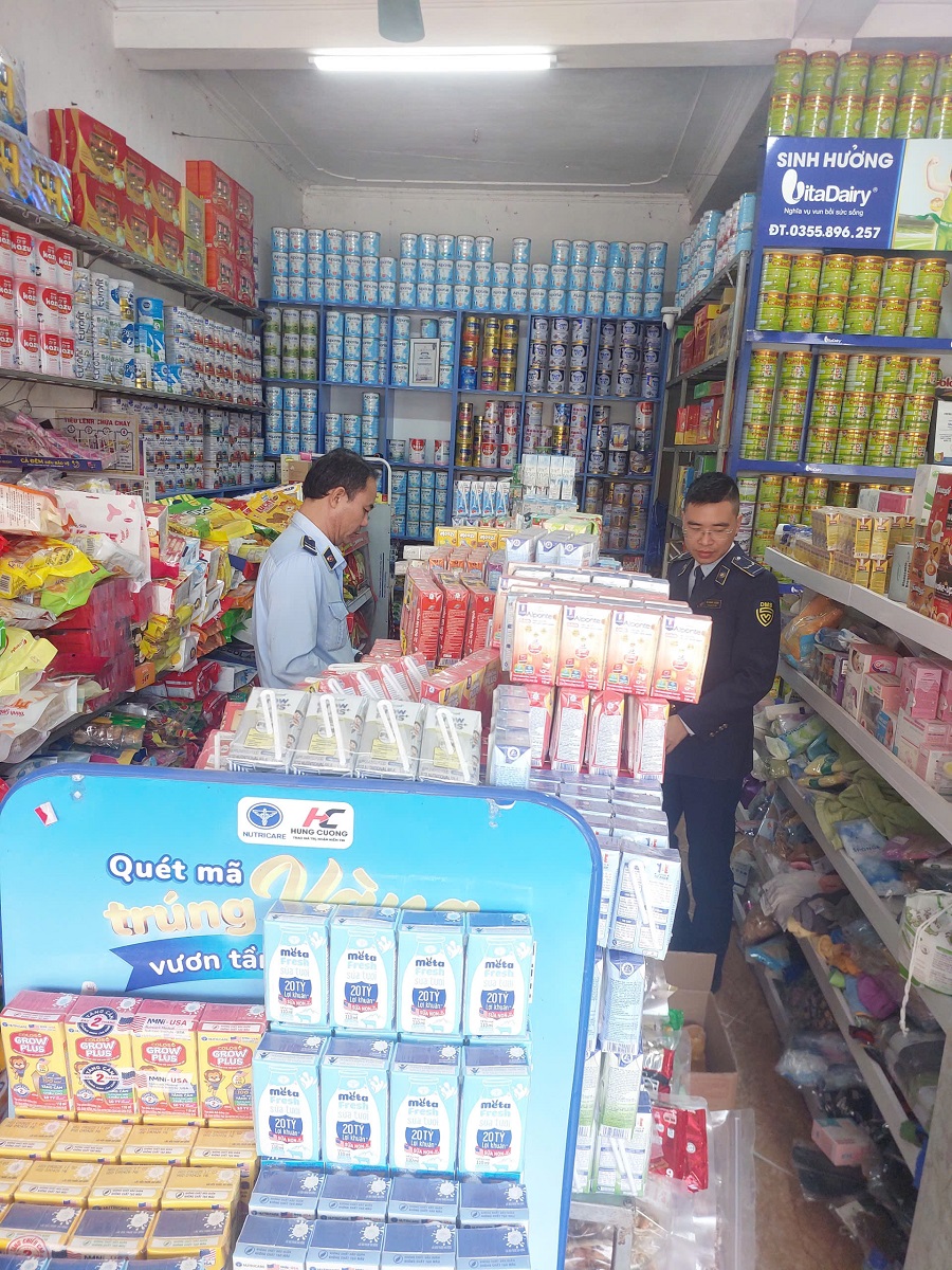 Lực lượng QLTT kiểm tra cơ sở kinh doanh sau phản ánh của báo chí