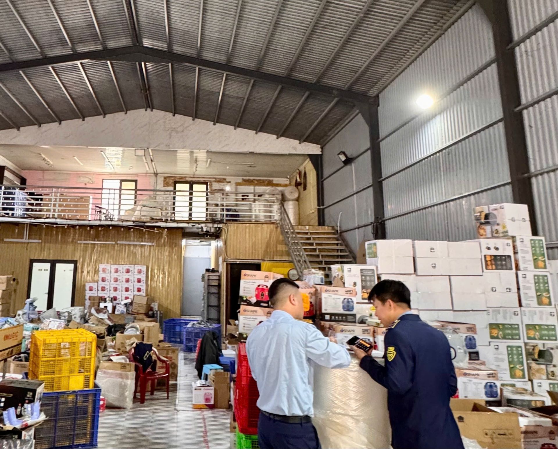 Lực lượng chức năng kiểm tra hàng hóa