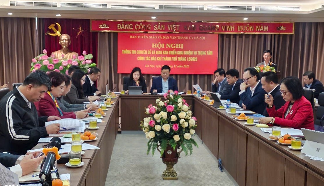 Quang cảnh Hội nghị th&ocirc;ng tin chuy&ecirc;n đề v&agrave; giao ban triển khai nhiệm vụ trọng t&acirc;m c&ocirc;ng t&aacute;c b&aacute;o ch&iacute; th&agrave;nh phố th&aacute;ng 12/2025, do Ban Tuy&ecirc;n gi&aacute;o v&agrave; D&acirc;n vận Th&agrave;nh ủy H&agrave; Nội tổ chức chiều ng&agrave;y 5/12. Ảnh: TH