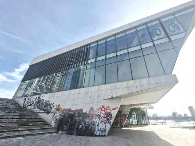 công trình nằm trên vị trí đắc địa ven sông Hàn, đã bị bỏ hoang nhiều năm dù hoàn thành từ năm 2017. công trình nằm trên vị trí đắc địa ven sông Hàn, đã bị bỏ hoang nhiều năm dù hoàn thành từ năm 2017.