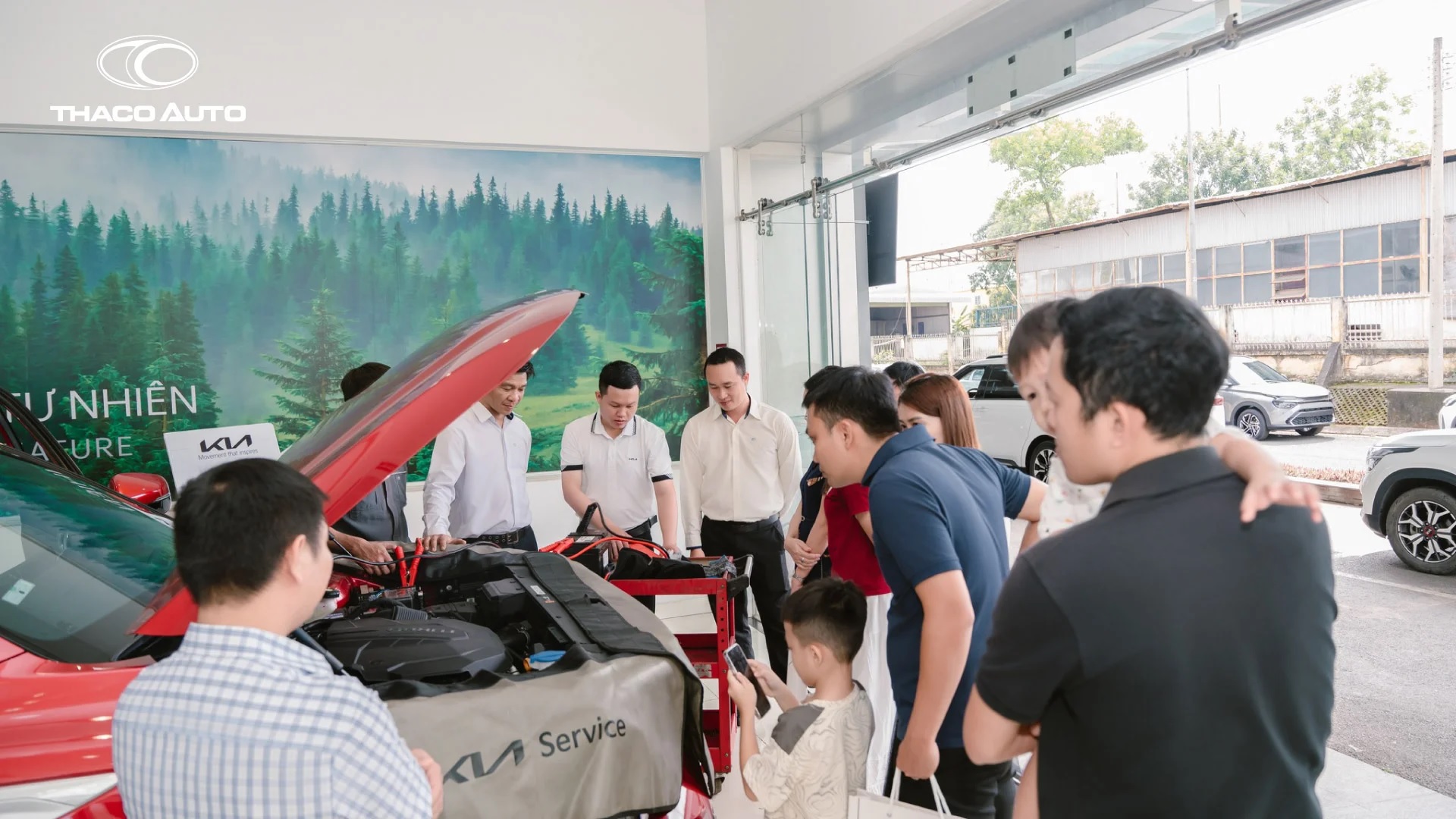 Kỹ thuật viên THACO AUTO tư vấn khách hàng chăm sóc, bảo dưỡng xe