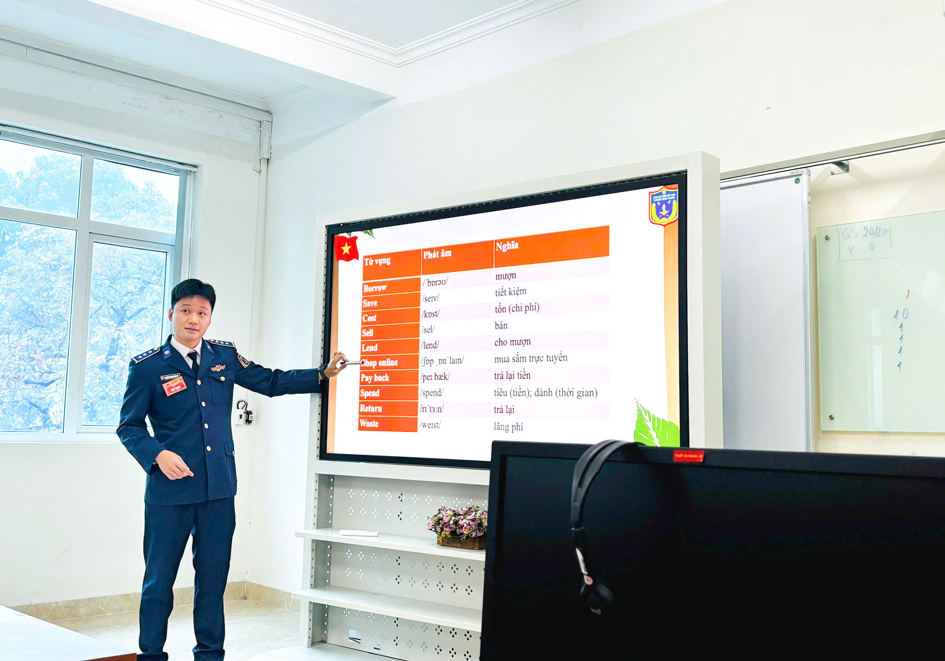 Thượng úy Nguyễn Trung Quốc Huy - Bộ Tư lệnh Vùng Cảnh sát biển 2 thực hành giảng bài tại Hội thi.