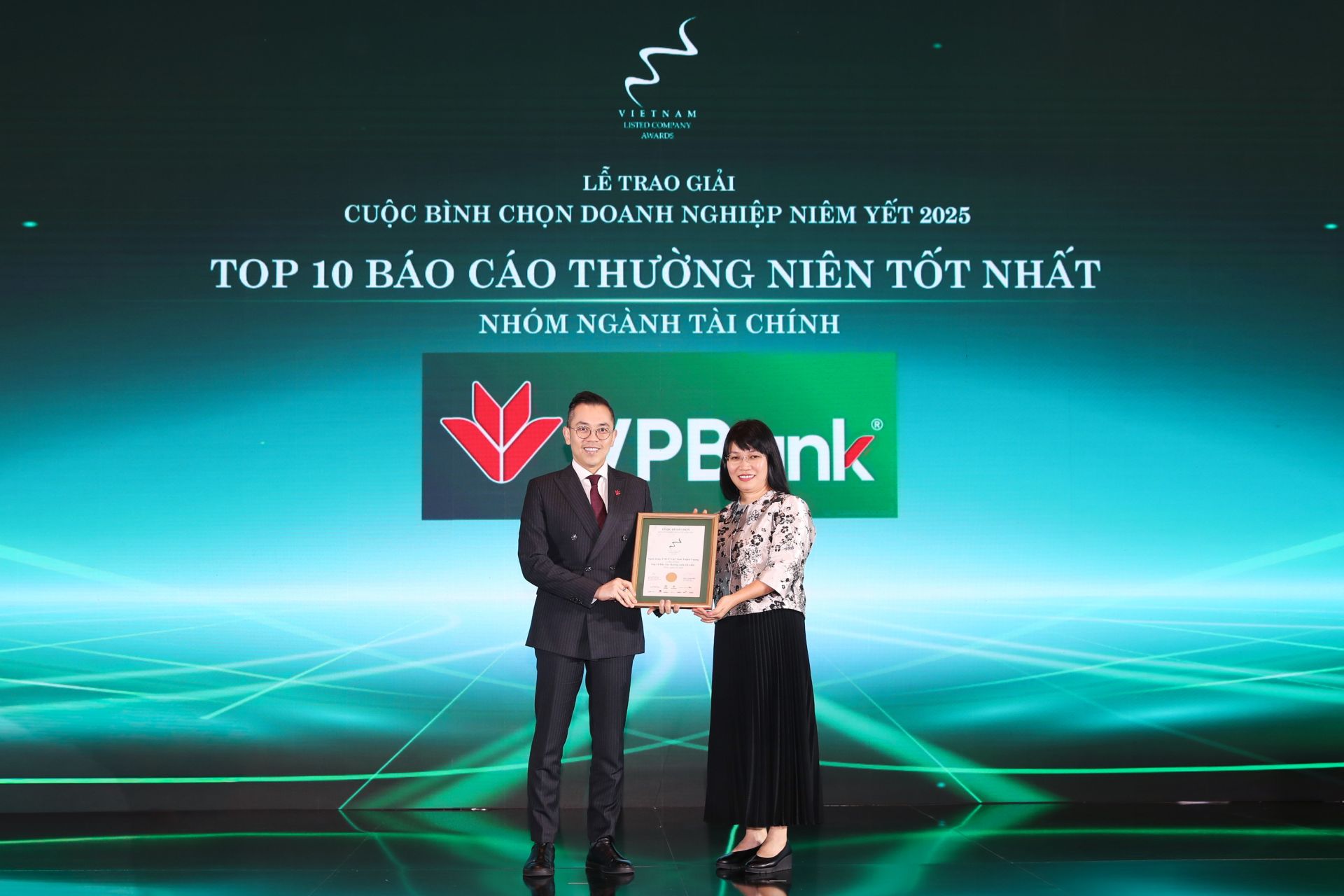 Ông Phùng Duy Khương, Phó Tổng Giám đốc Thường trực Phụ trách phía Nam, Giám đốc Khối Khách hàng Cá nhân kiêm Giám đốc Khối Thu hồi và Xử lý Nợ VPBank nhận giải thưởng “Top 10 Báo cáo Thường niên tốt nhất – Nhóm ngành Tài chính” tại VLCA 2025. (Ảnh: VPBank). Ông Phùng Duy Khương, Phó Tổng Giám đốc Thường trực Phụ trách phía Nam, Giám đốc Khối Khách hàng Cá nhân kiêm Giám đốc Khối Thu hồi và Xử lý Nợ VPBank nhận giải thưởng “Top 10 Báo cáo Thường niên tốt nhất – Nhóm ngành Tài chính” tại VLCA 2025. (Ảnh: VPBank).