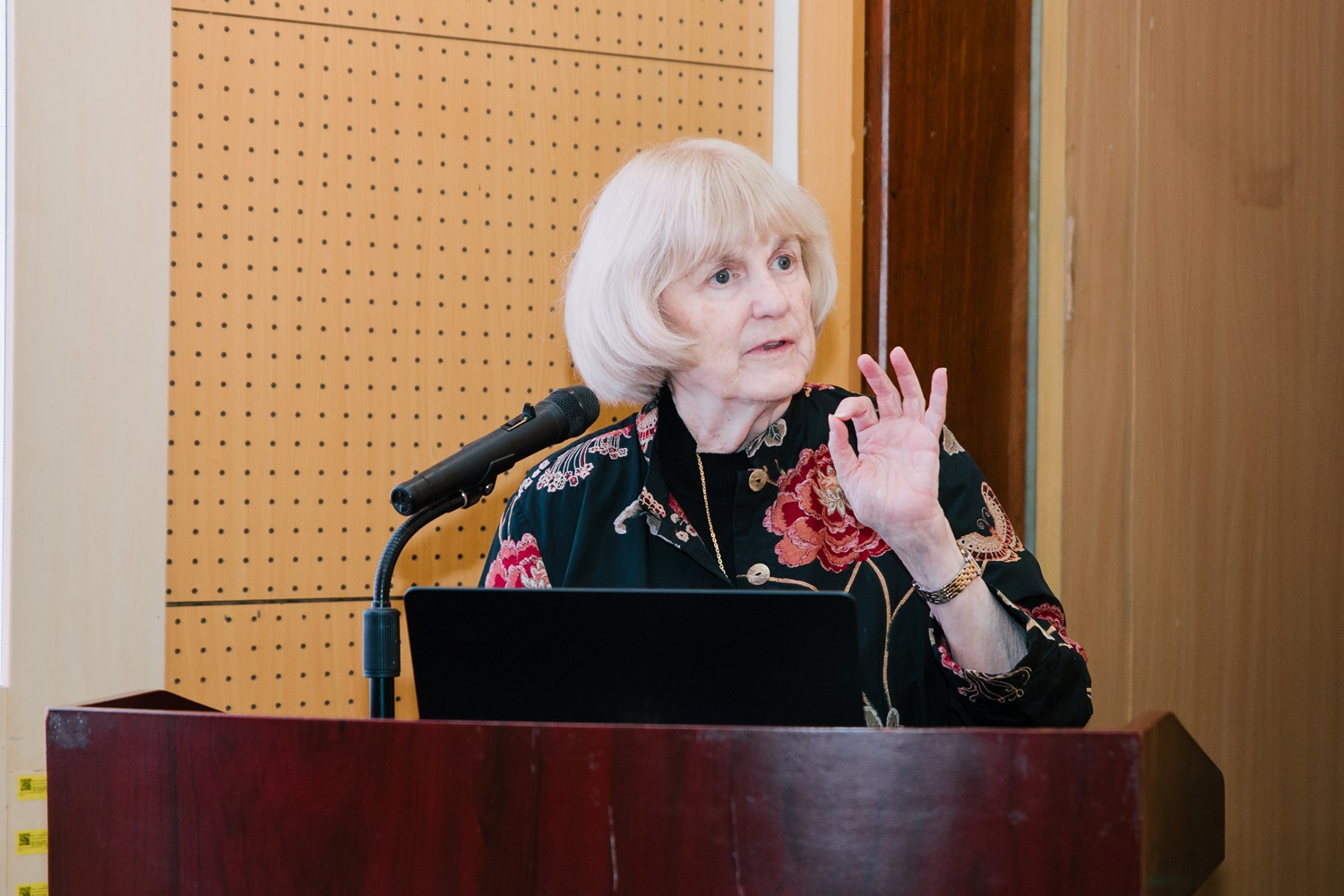 GS Mary-Claire King (Đại học Washington, Mỹ) chia sẻ cùng các chuyên gia, nhà khoa học và sinh viên Đại học Y Hà Nội GS Mary-Claire King (Đại học Washington, Mỹ) chia sẻ cùng các chuyên gia, nhà khoa học và sinh viên Đại học Y Hà Nội