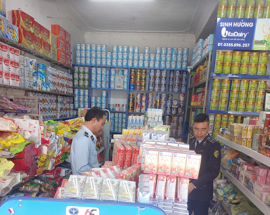 Quản lý thị trường Ninh Bình phát hiện nhiều sai phạm tại một cơ sở kinh doanh sau phản ánh của báo chí