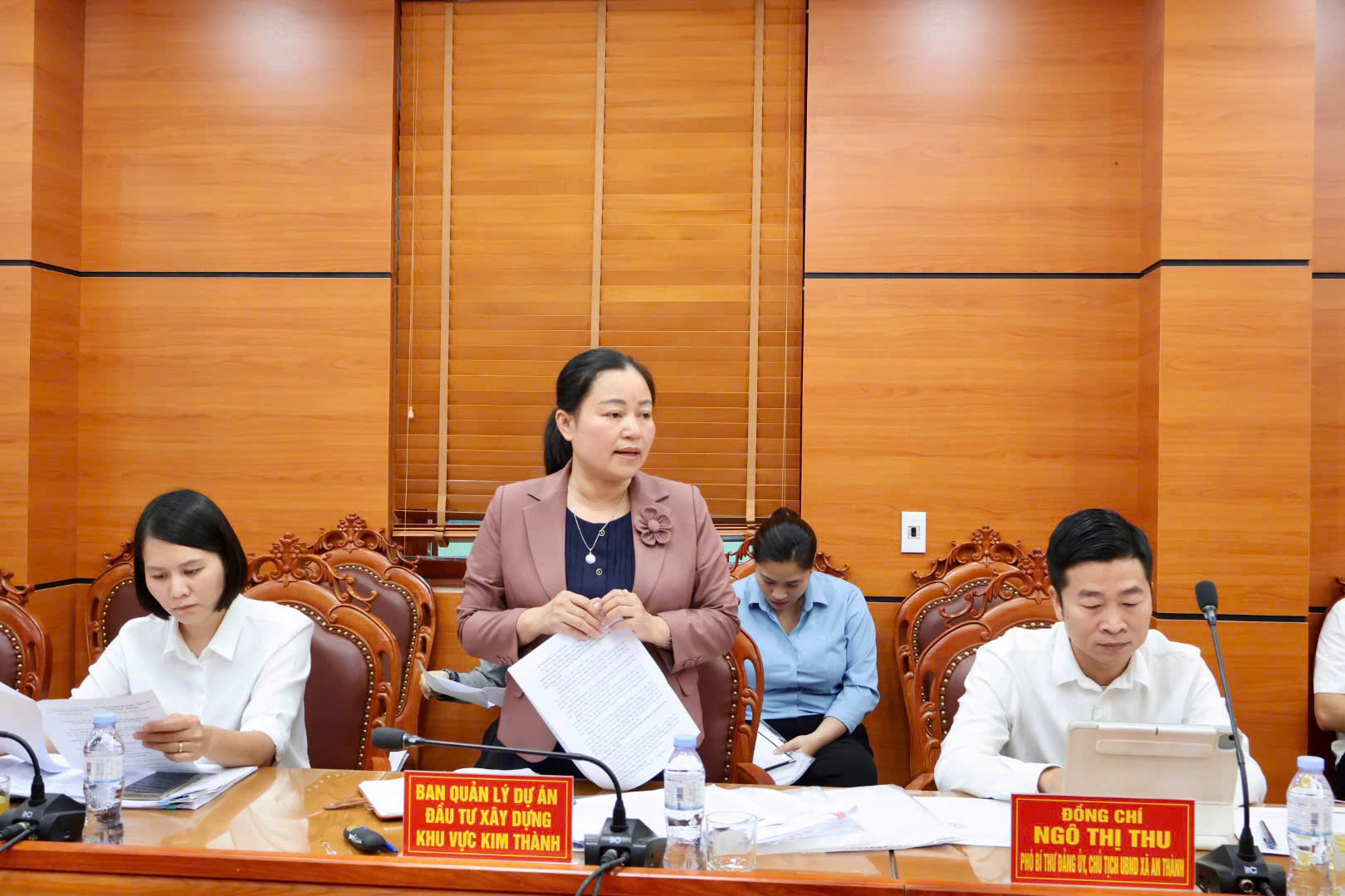 Lãnh đạo Ban Quản lý dự án đầu tư xây dựng khu vực Kim Thành báo cáo tiến độ giải ngân các dự án do Ban làm Chủ đầu tư.