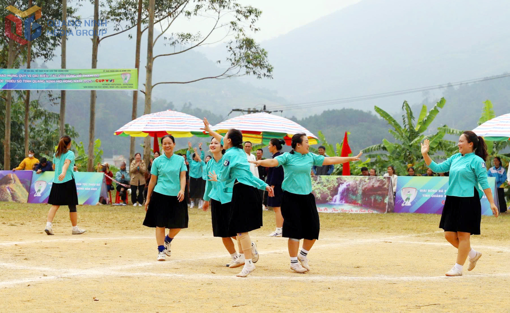 Các cô gái đội Bình Liêu vui mừng với chiến thắng, giành vé vào Bán kết.