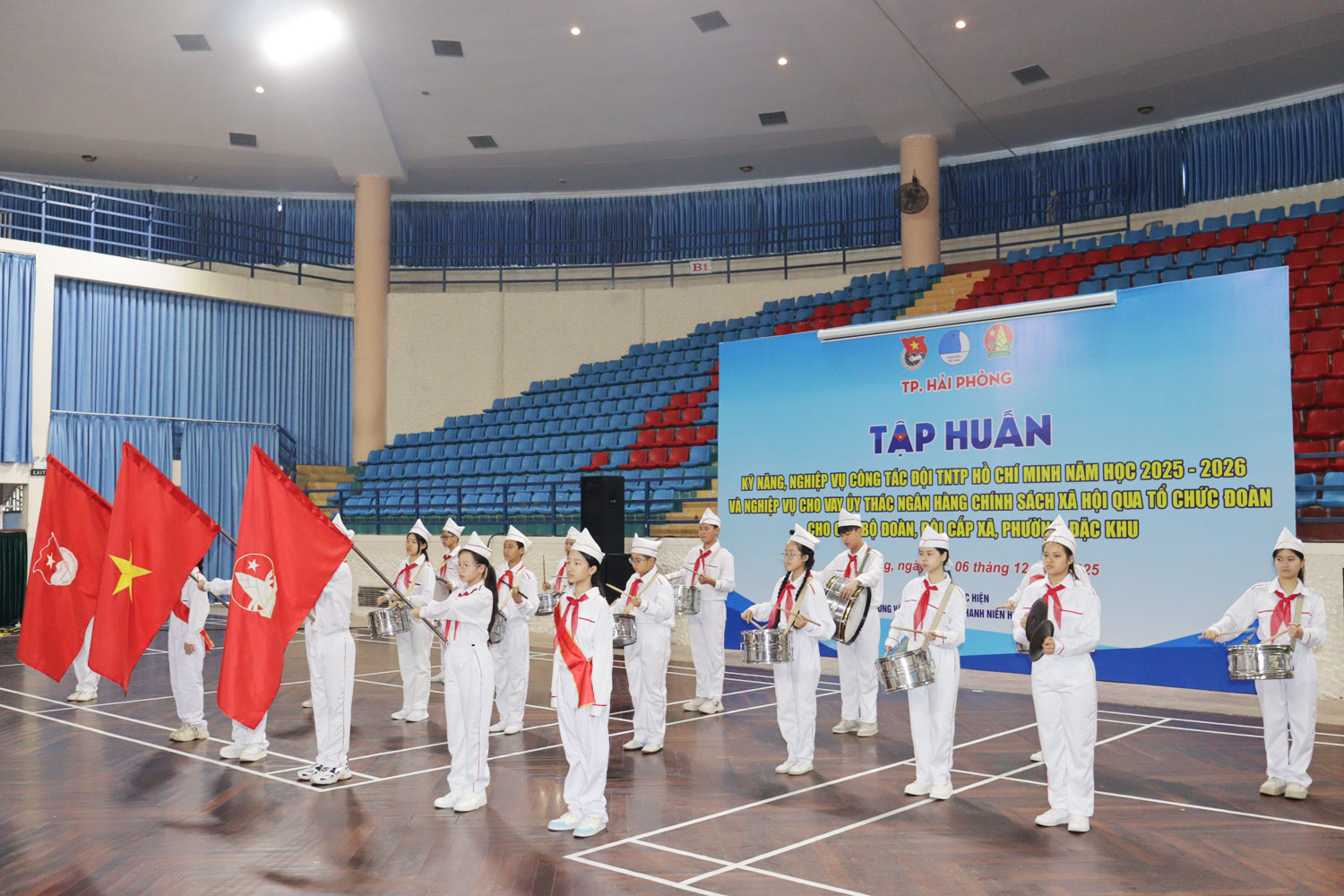 Đội vi&ecirc;n thực hiện nghi thức Đội.