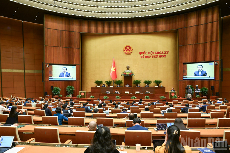 Bộ trưởng Nông nghiệp và Môi trường Trần Đức Thắng giải trình, làm rõ các nội dung đại biểu Quốc hội nêu. (Ảnh: DUY LINH)