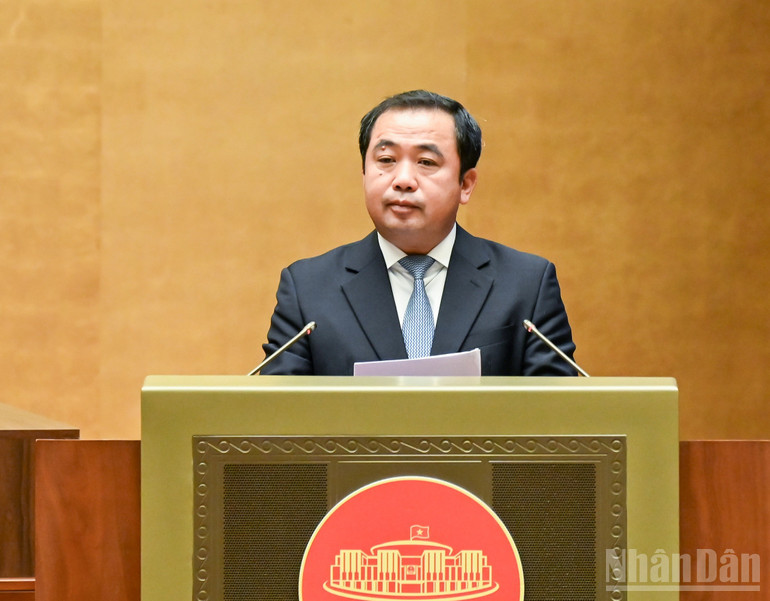 Bộ trưởng Nông nghiệp và Môi trường Trần Đức Thắng giải trình, làm rõ các nội dung đại biểu Quốc hội nêu. (Ảnh: DUY LINH)
