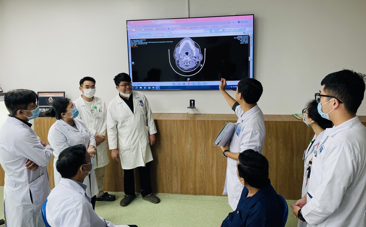 Một cuộc hội chẩn điều trị ung thư tại Bệnh viện Ung bướu TP. HCM Một cuộc hội chẩn điều trị ung thư tại Bệnh viện Ung bướu TP. HCM