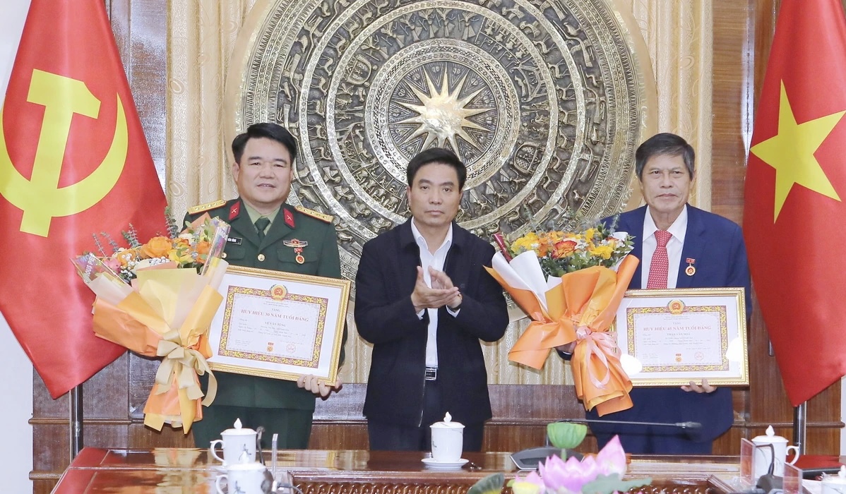 Thanh Hoá: Trao tặng Huy hiệu Đảng cho các đồng chí nguyên lãnh đạo và lãnh đạo tỉnh