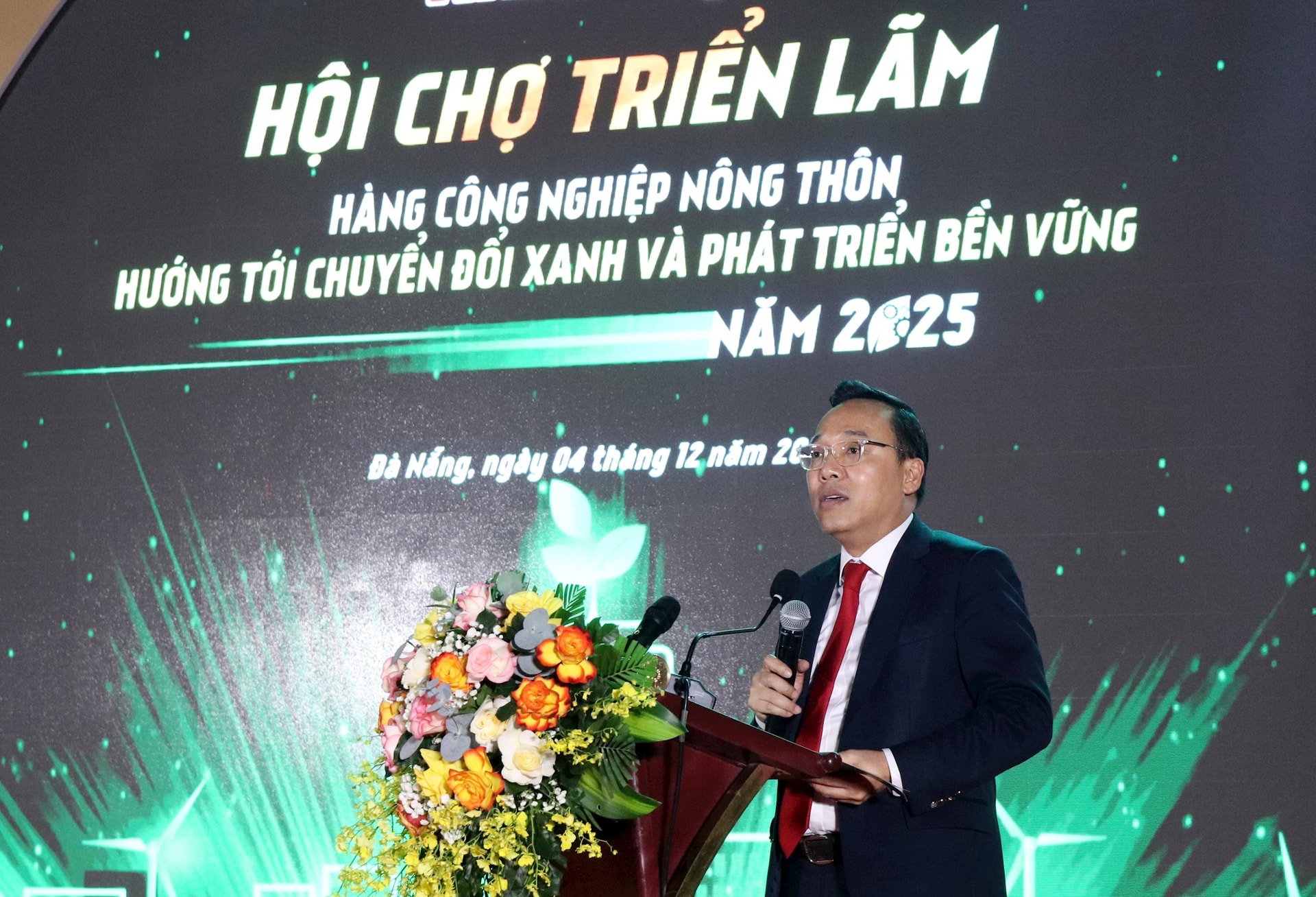 Thứ trưởng Bộ Công Thương Nguyễn Hoàng Long phát biểu khai mạc hội chợ