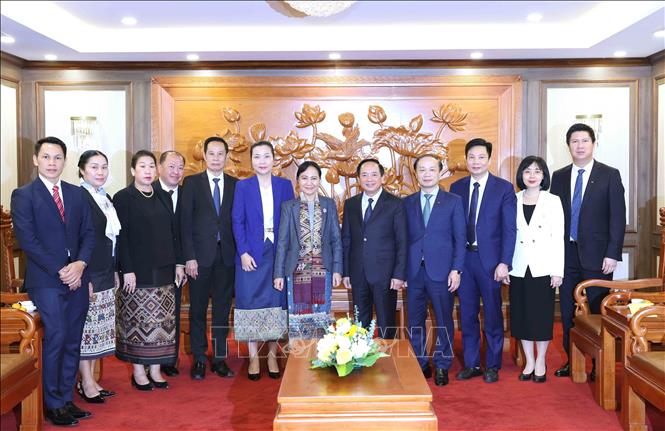 Trưởng Ban Tuyên giáo và Dân vận Trung ương Trịnh Văn Quyết cùng các đồng chí đoàn đại biểu Uỷ ban Trung ương Mặt trận Lào xây dựng Đất nước. Ảnh: Phương Hoa/TTXVN