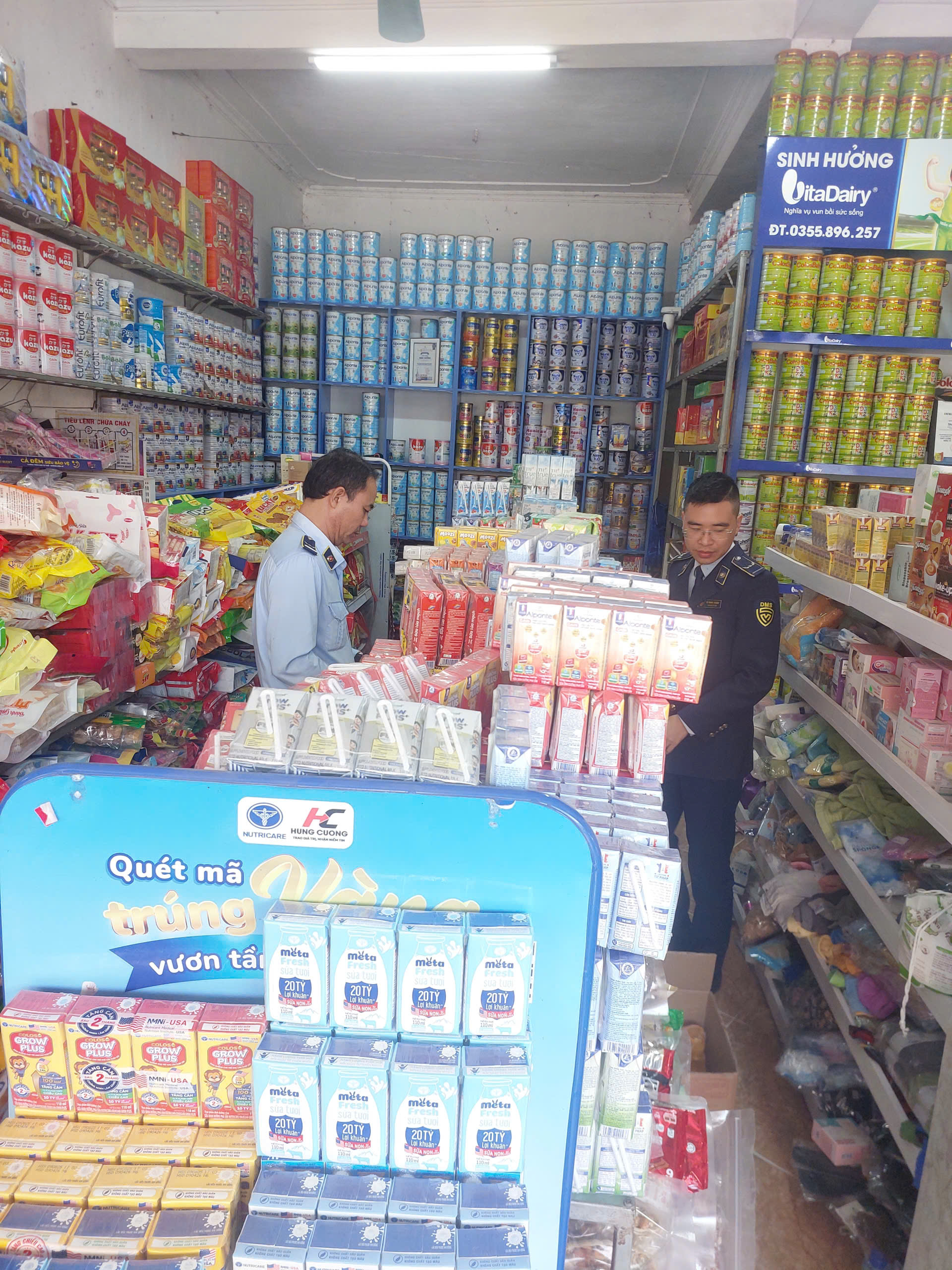 Ninh Bình: Phát hiện cơ sở kinh doanh thuốc lá không phép và hơn 80 sản phẩm thực phẩm nhập lậu